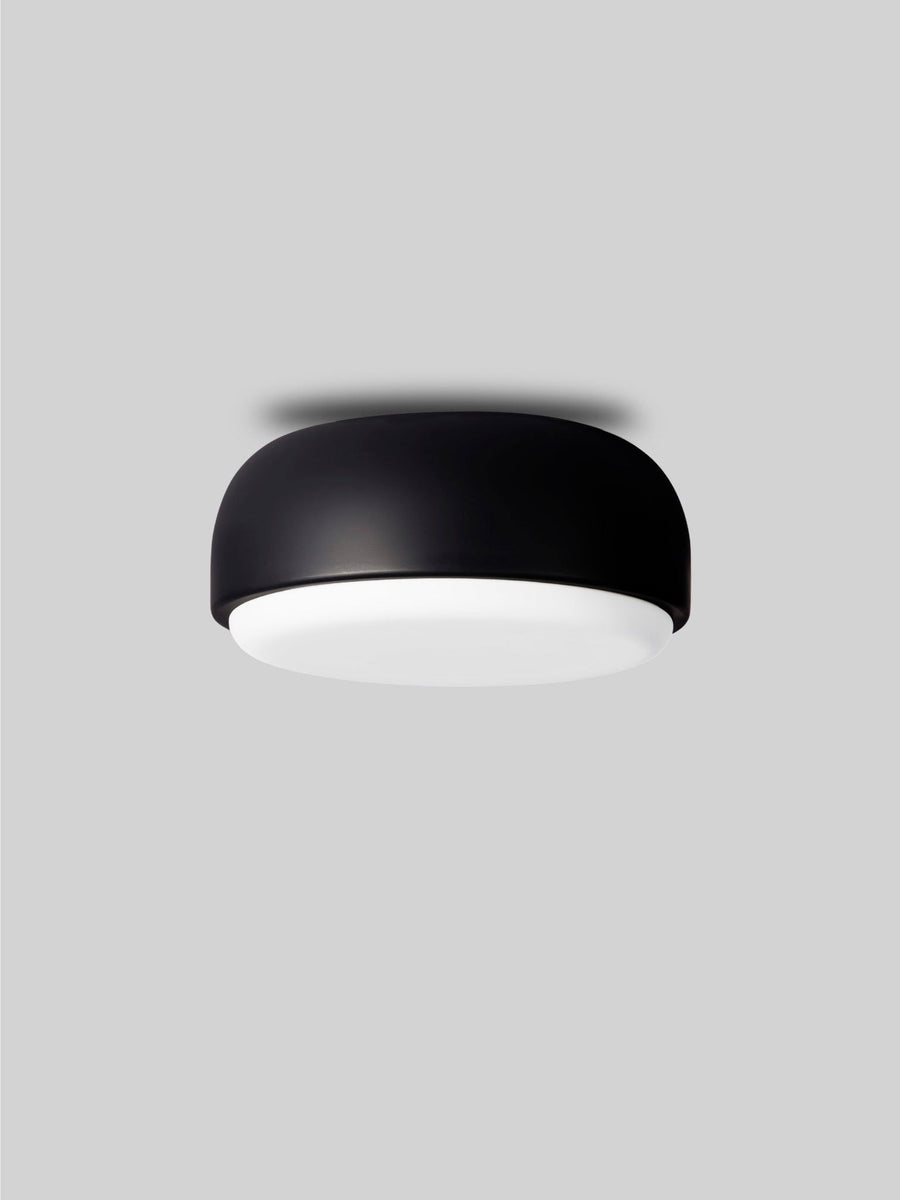 Over Me 20 tak / vegglampe-Taklamper-Northern-Svart-NOn__674-Lightup.no