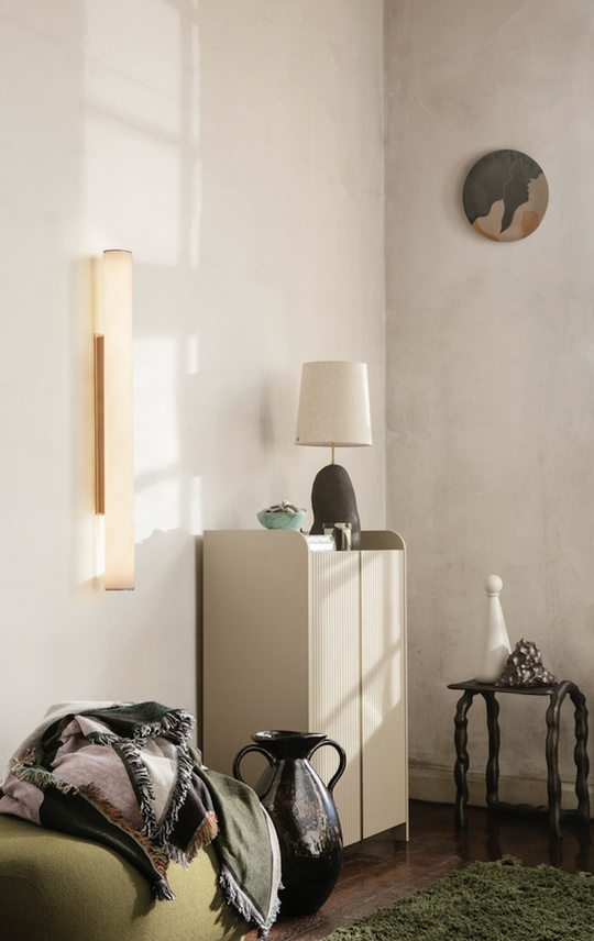 Vuelta Vegglampe 100cm - hvit /messing-Vegglamper-Ferm Living-Messing / Opal-Feg__1104263778-Lightup.no