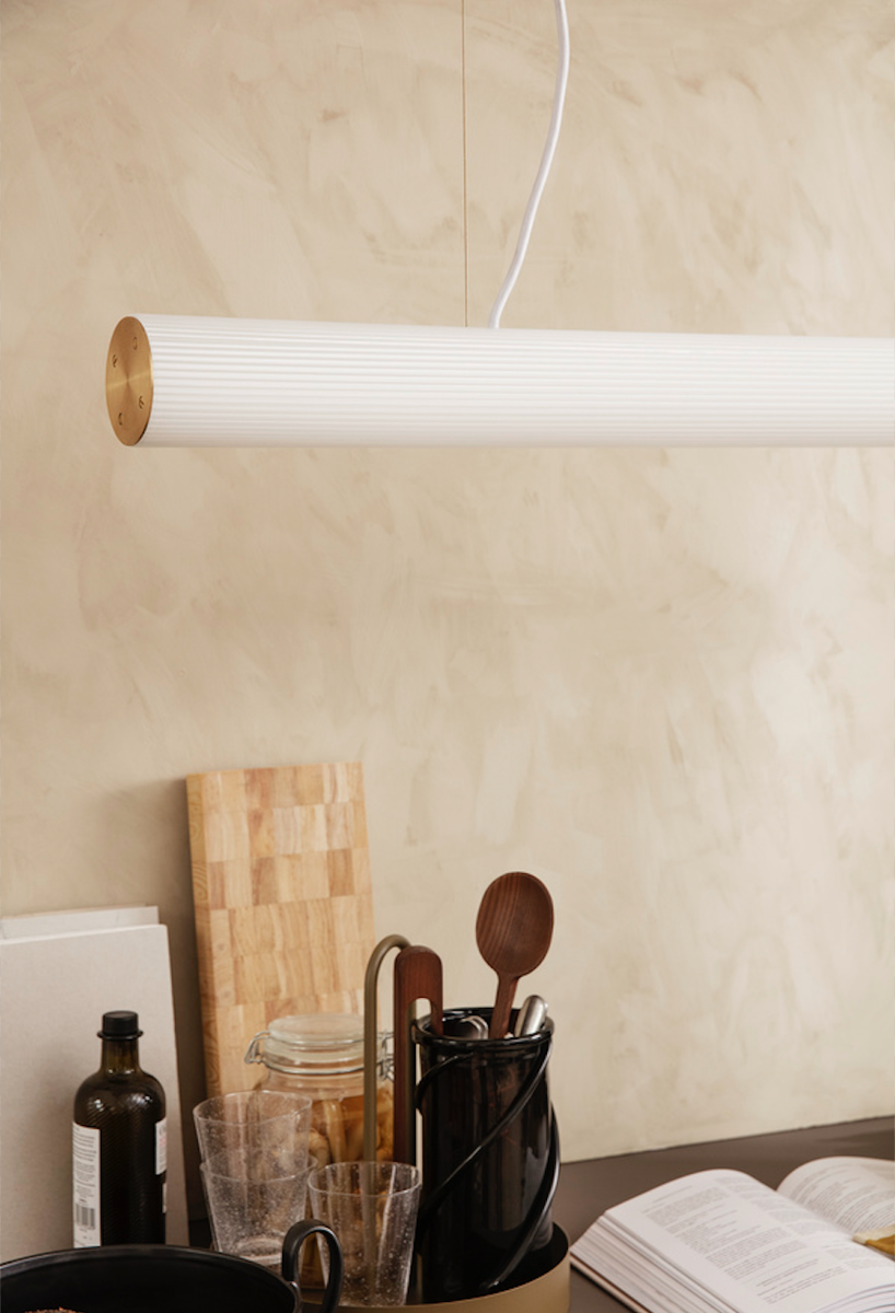 Vuelta takpendel 100cm - hvit /messing-Takpendler-Ferm Living-Messing / Opal-Feg__1104263020-Lightup.no